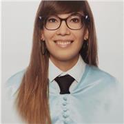 Maestra de educación primaria imparte clases a niños de todas las edades